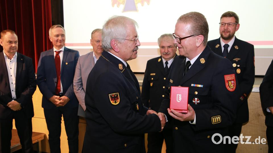 Kreisbrandrat Christof Strobl (rechts) händigte seinem Vorgänger Fredi Weiß das deutsche Feuerwehrehrenzeichen in Gold aus. Bild: egl
