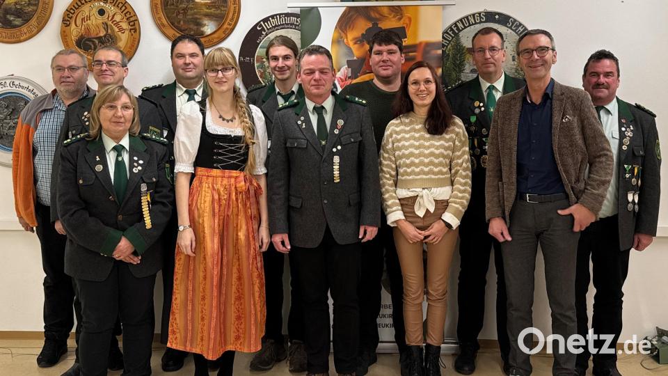 Das Vorstandsgremium mit (von links) Helmut Scharrer, Martin Reichenberger, 2. Schützenmeisterin Claudia Schaupp, Schützenmeister Christian Beyer, Sonja Stümpfl, Jens Maul, Chris Holzlöhner, Andreas Lulei, Joanna Pilhofer, Thomas Plickert, Bürgermeister Peter Achatzi, Jürgen Dehling. Bild: Florian Röttig/exb