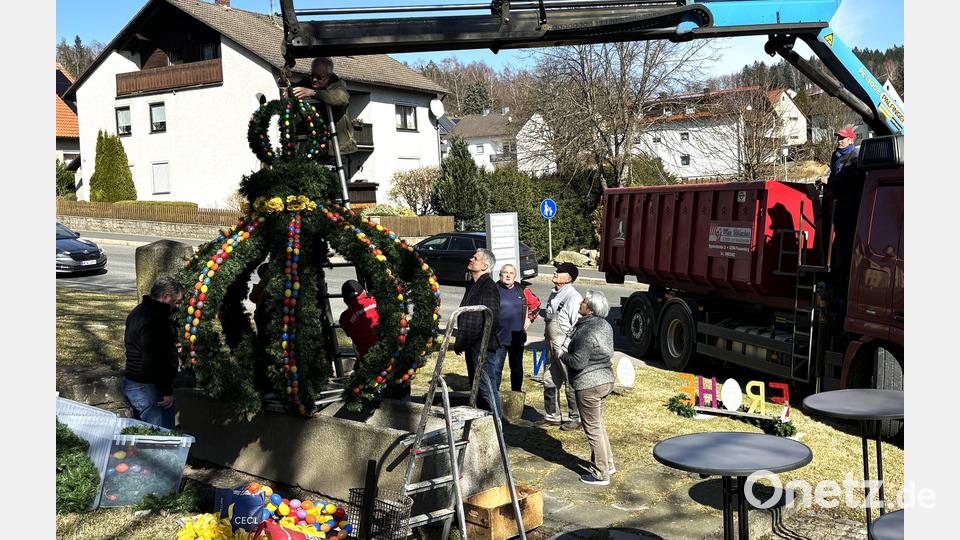 Mit vereinten Kräften und der Unterstützung eines Krans konnte auch heuer wieder bei herrlichstem Frühlingswetter die Osterkrone am Ortsplatz aufgestellt werden. Bild: cro