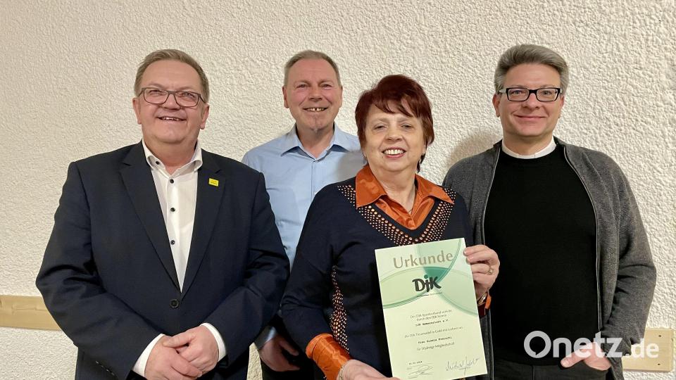 Bürgermeister Martin Preuß (von links), Vorsitzender Rainer Stauber und Geistlicher Beirat Pfarrer Michael Jakob (rechts) gratulierten Gisela Preischl für 50 Jahre Mitgliedschaft in der DJK Ammersricht. Bild: hae
