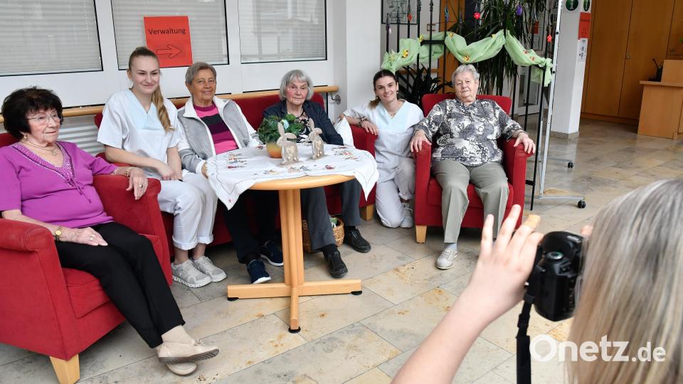 Pflegeauszubildende des Klinikum St. Marien Amberg gestalten besonderes Fotoshooting im Marienheim. Bild: Petra Hartl