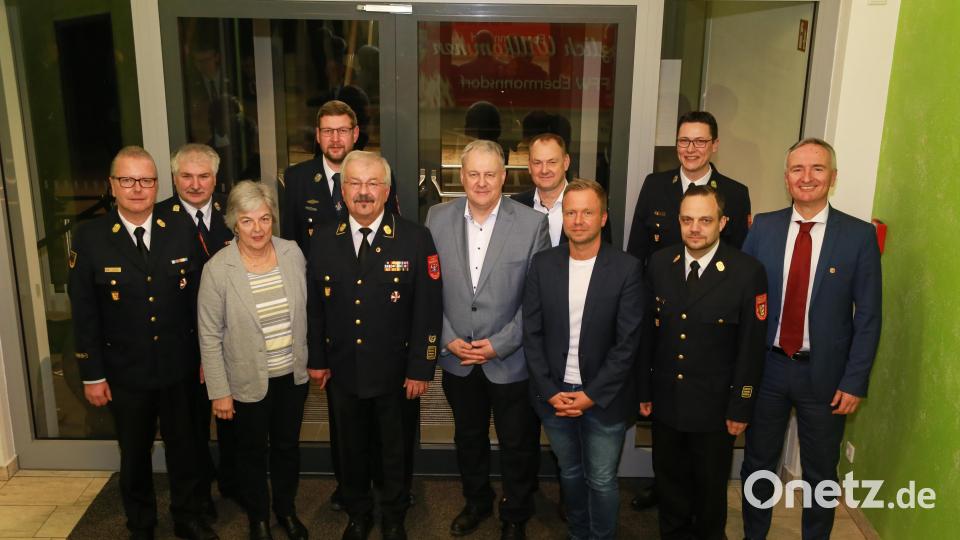 Der geehrte frühere Kreisbrandrat Fredi Weiß (Fünfter von links) und seine Ehefrau Marianne im Kreise der Gratulanten. Bild: egl