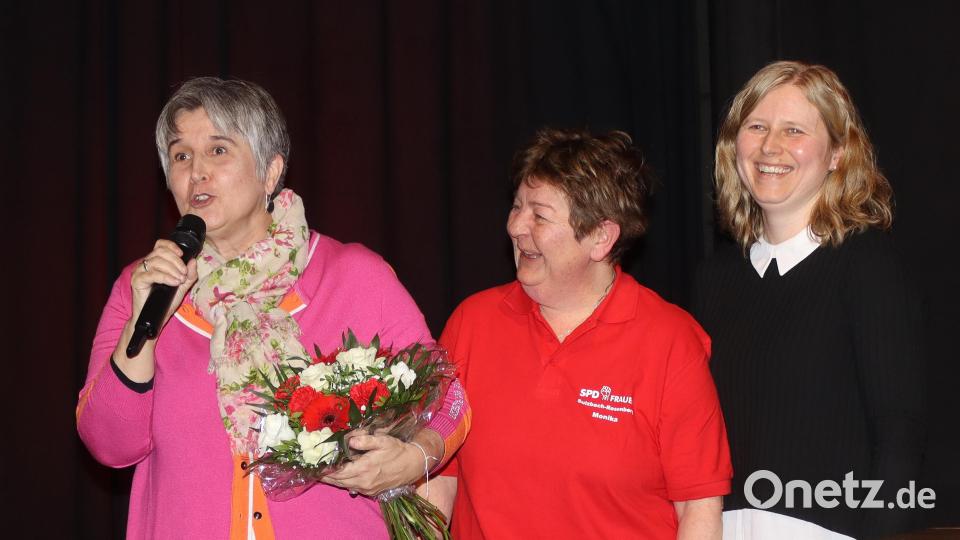 Mit einem Blumenstrauß bedankten sich die Vorstandsmitglieder der Sulzbach-Rosenberger SPD-Frauen Monika Kick (Mitte) und Alexandra Deichler (rechts) bei Frauentags-Rednerin Maria Noichl (links). Bild: mfh