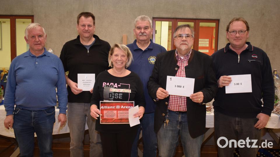 Mit 122 Punkten ging Peter Bugera (Zweiter von rechts) aus Poppenricht als Sieger aus dem Benefiz-Schafkopfturnier des Lions Schwandorf hervor. Er durfte 1000 Euro mit nach hause nehmen. Im Bild sind die weiteren Preisträger. Bild: bnr
