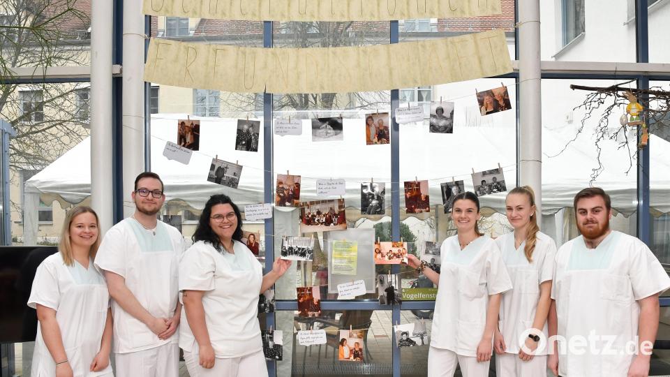 Pflegeauszubildende des Klinikum St. Marien Amberg gestalten besonderes Fotoshooting im Marienheim. Von links Lisa Wohlleben, Niklas Krauß, Regina Bauer, Barbara Schieder,Celine Roßner und Philipp Kraus. Bild: Petra Hartl