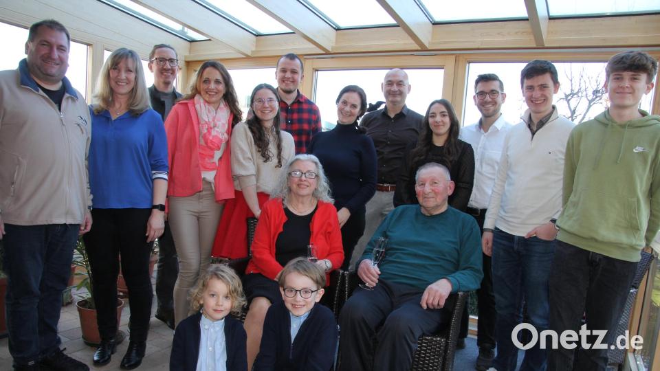 Engelbert Kunz (sitzend) feierte seinen 90. Geburtstag. Dazu gratulierten Frau Marianne (sitzend, neben dem Jubilar), die drei Kinder Daniela, Beatrix und Tobias sowie deren Familien. Bild: kro