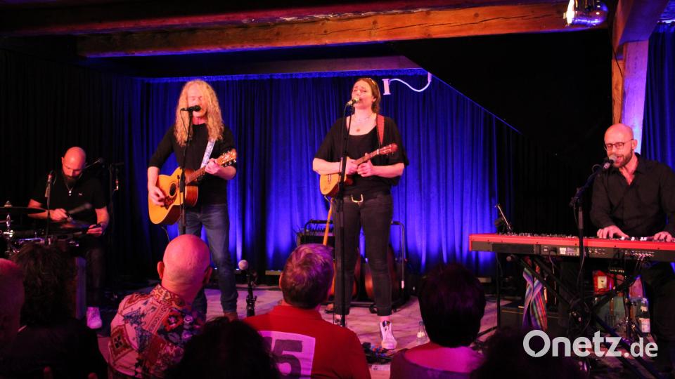 Susi Raith und ihre hervorragende Band, die Spießer, mit Max Seelos, Jochen Goricnik und Sebastian Stitzinger (von links) begeistern das Schafferhof-Publikum. Bild: prh