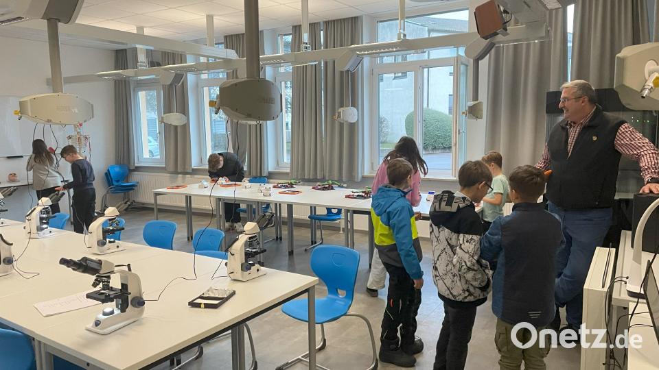 Im MINT-Raum ist neben den Schülern auch Mittelschullehrer Thomas Seitz zu sehen. Bild: Tobias Gräb/exb