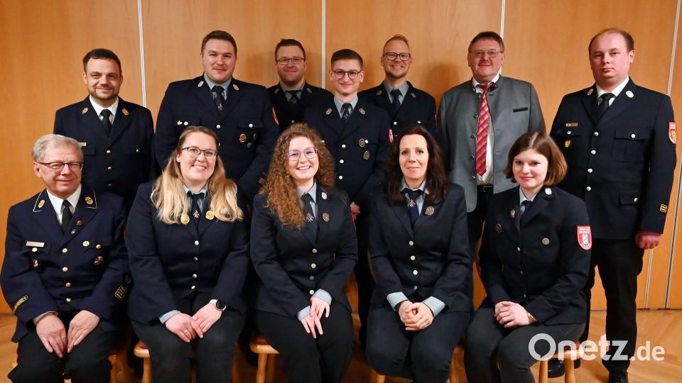 Eine neue Führung wählt die Feuerwehr Schlicht. Bürgermeister Martin Schertl (hinten, Zweiter von rechts) und Kreisbrandmeister Andreas Luber (hinten, rechts) gratulieren. Bild: jma