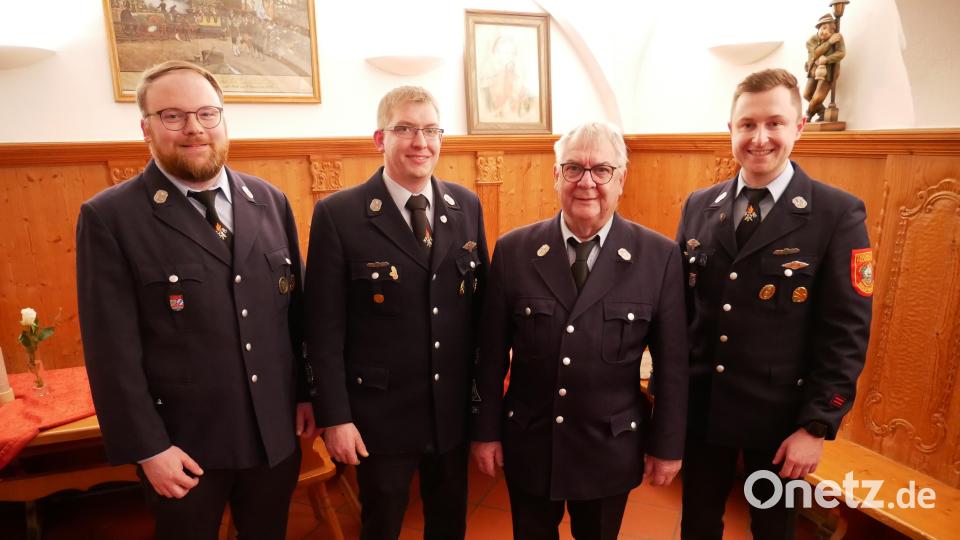 Wechsel an Spitze der Feuerwehr Waldsassen: Michael Fortelny (Zweiter von links) folgt auf seinen Vater Dr. Wolfgang Fortelny (Zweiter von rechts). Die beiden stellvertretenden Vorsitzenden René Friedrich (rechts) und Sebastian Koch (links) gratulierten. Bild: Florian Müller/exb