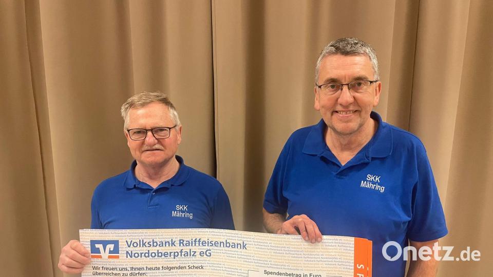 Stolz präsentierten Reinhard Beer (links) und Bürgermeister Franz Schöner den 1000-Euro-Scheck, der für die Renovierung der Kalvarienberg-Kapelle gespendet wird. Bild: kro