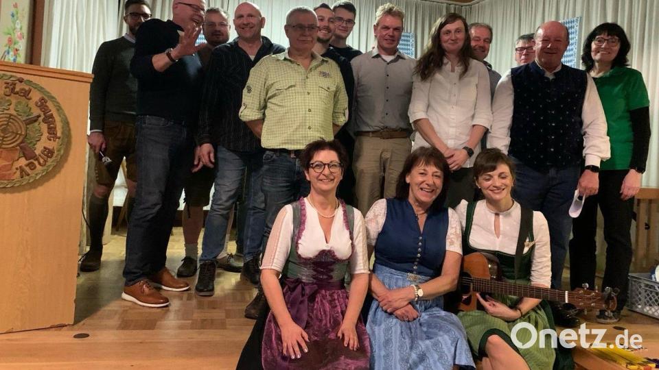 Teilnehmer am bayerischen Dreikampf (Masskrugschieben, Nageln, Einschenken) Bild: Annette Rauscher/exb