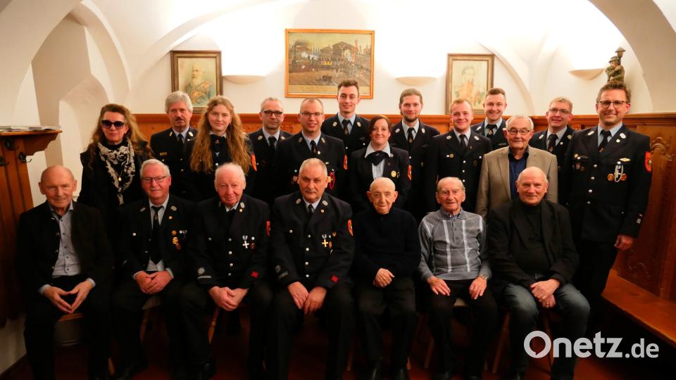 Die geehrten und beförderten Mitglieder der Feuerwehr Waldsassen zusammen mit Kommandant Tobias Tippmann und dem neuen Vorsitzenden Michael Fortelny (von rechts). Bild: Florian Müller/exb