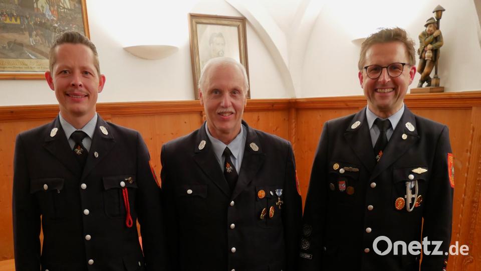 Gerhard Laab (Mitte) wurde von den beiden Kommandanten Christian Burger (links) und Tobias Tippmann (rechts) aus dem aktiven Dienst verabschiedet. Bild: Florian Müller/exb