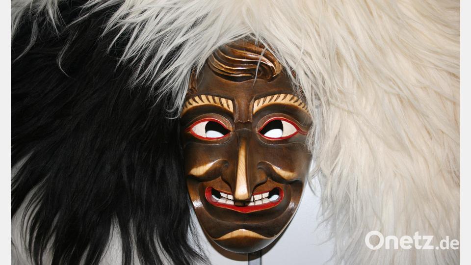 Konrad Grillmeier aus Großensees zeigt im Museum Mitterteich detailreiche Masken und Skulpturen aus Holz. Bild: Stefanie Schreiner/exb