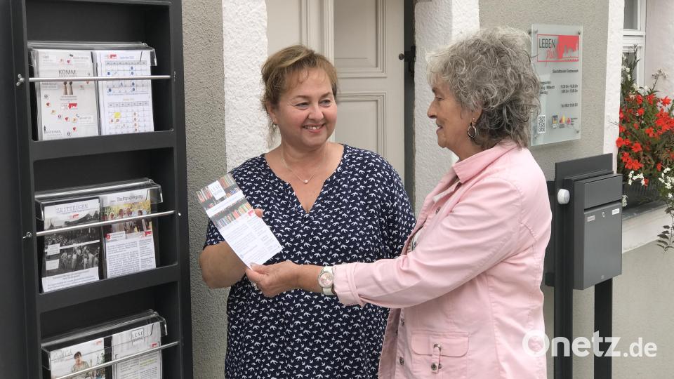 Der neue Flyer. Cornelia Stahl erklärt das neue Programm. Bild: Leben plus Tirschenreuth/exb