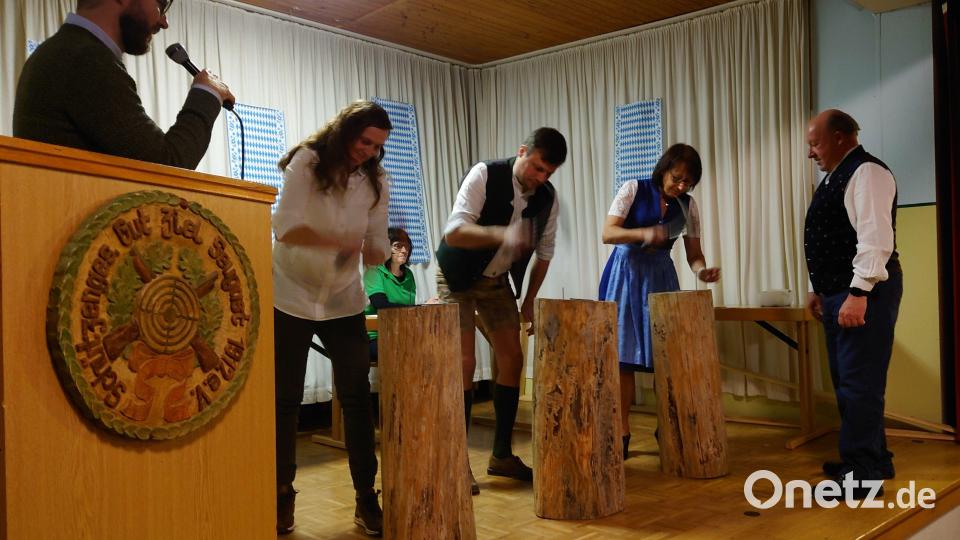 Beispiel Nageln: Daniel Ebensberger, Kathrin Müller-Seidl, Edith Prösl (sitzend), Christian Baier, Inge Siegert, Wolfgang Franz Bild: Annette Rauscher/exb