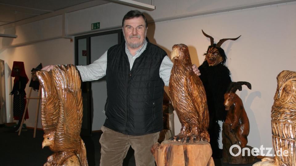 Konrad Grillmeier aus Großensees präsentiert im Museum Mitterteich rund 100 aus Holz geschaffene Kunstwerke, darunter lebensechte Tier-Skulpturen. Bild: Stefanie Schreiner/exb