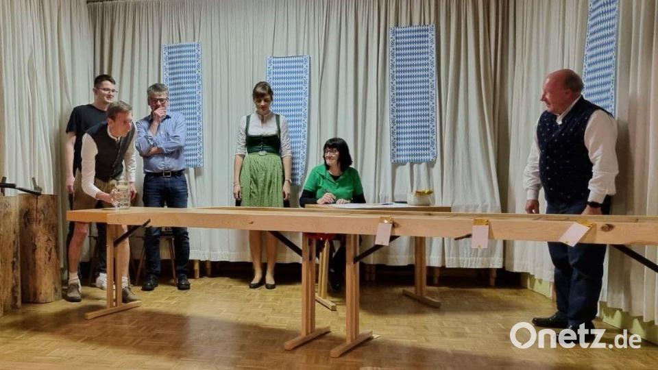 Eine Disziplin bei bayerischen Dreikampf ist das Masskrug-Schieben. Bild: Annette Rauscher/exb