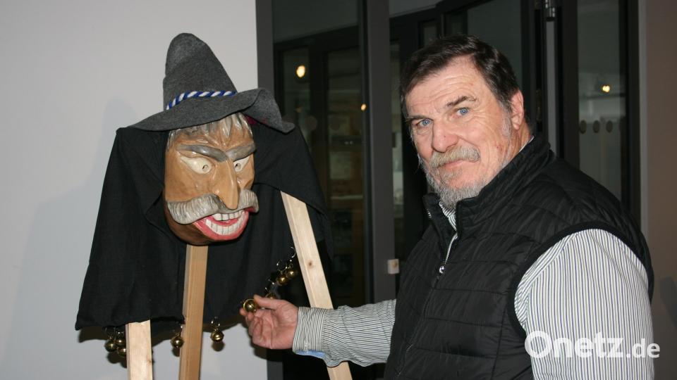 Konrad Grillmeier aus Großensees zeigt im Museum Mitterteich detailreiche Masken und Skulpturen aus Holz. Bild: Stefanie Schreiner/exb