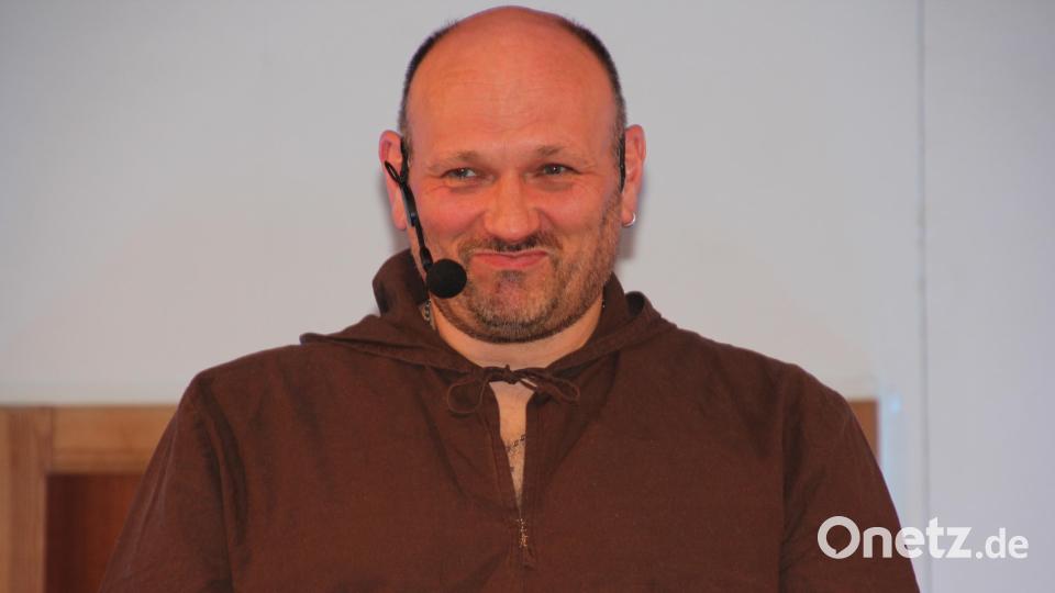 Fastenprediger Marcus Kilian nahm kein Blatt vor den Mund und so manche Begebenheiten aufs Korn. Bild: kro