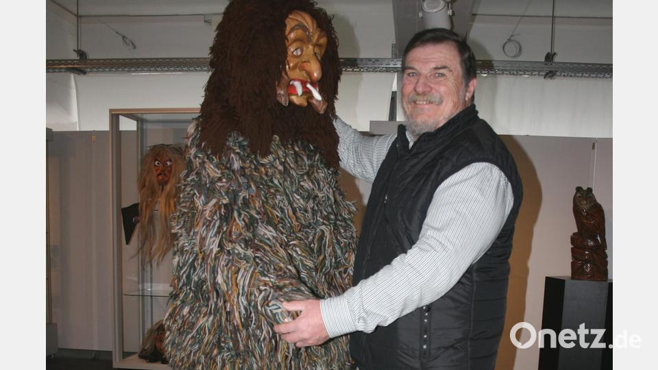 Konrad Grillmeier aus Großensees zeigt im Museum Mitterteich detailreiche Masken und Skulpturen aus Holz. Bild: Stefanie Schreiner/exb