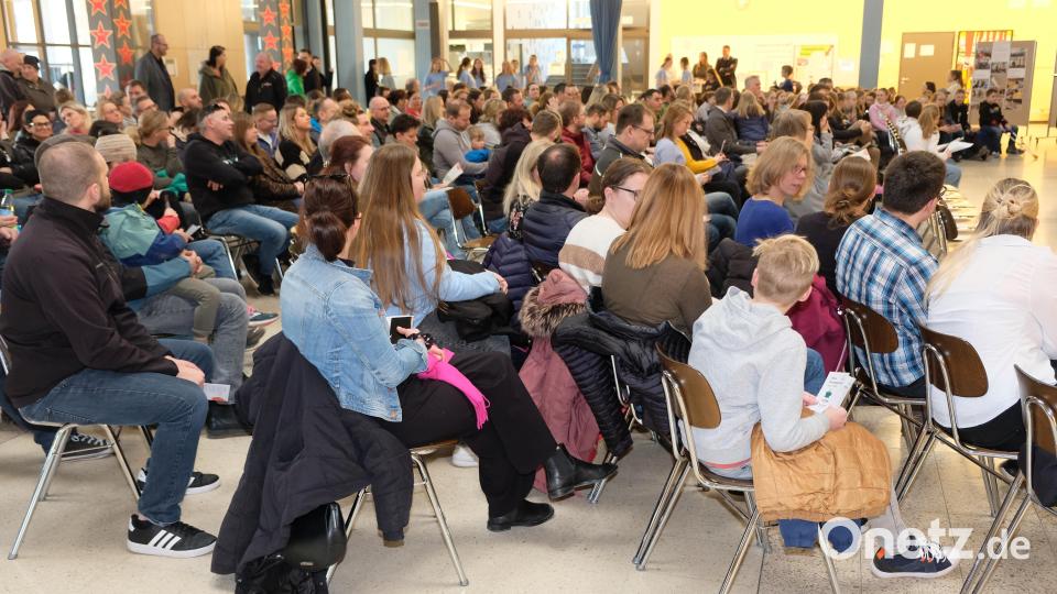 Auf großes Interesse stoßen die Elterninformationen und das Extraprogramm für Kinder bei einem Informationsnachmittag des Gymnasiums aus Anlass des Übertritts aus den 4. Grundschulklassen. Bild: do