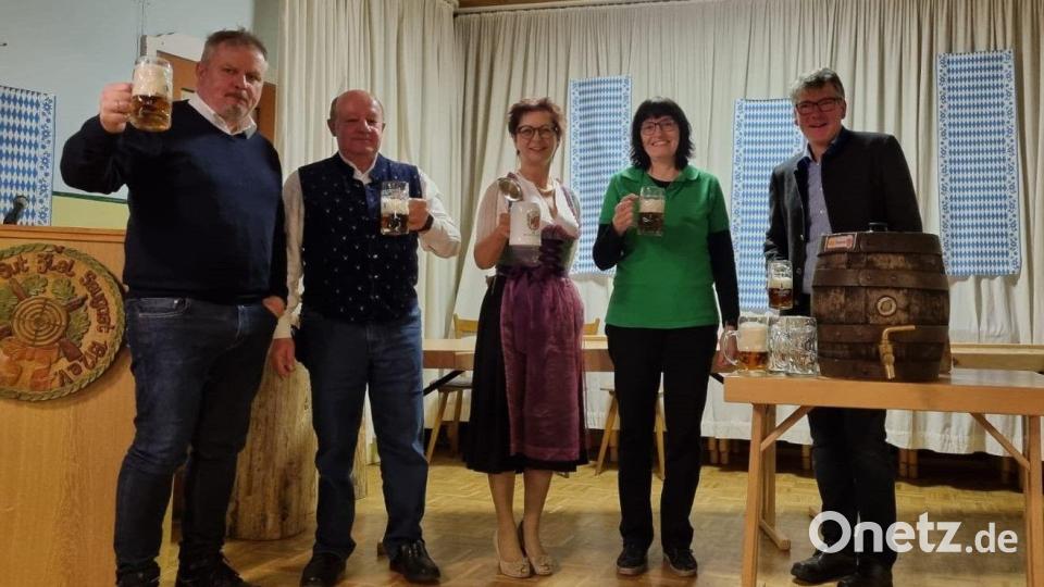 Das erste Bockbier: Heinrich Schwirzer jun., Wolfgang Franz, Annette Rauscher, Edith Prösl, Anton Bruckmüller Bild: Annette Rauscher/exb