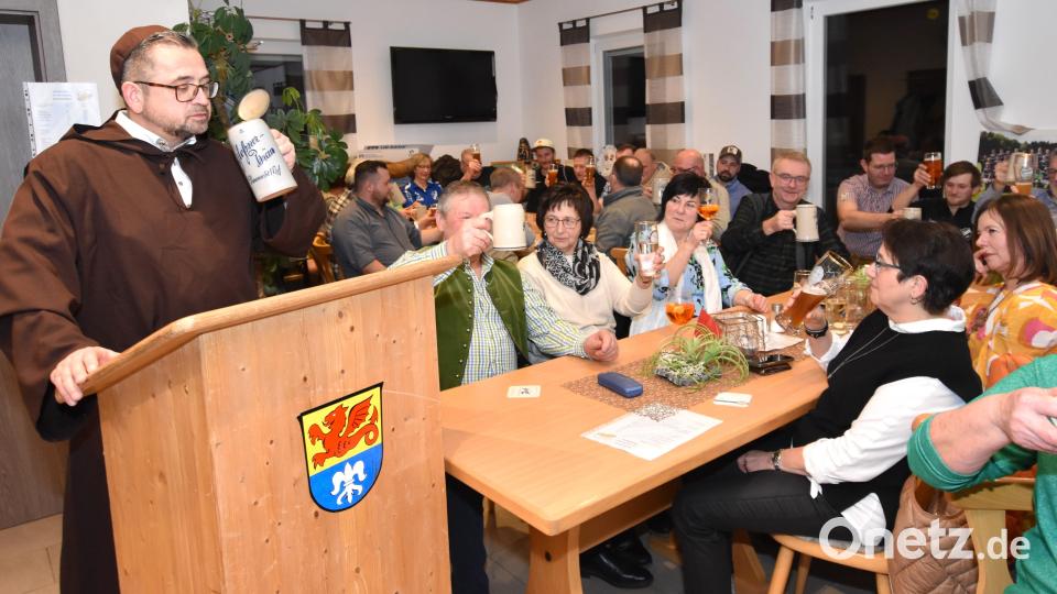 Der Starkbierredner und die Besucher nahmen immer wieder einen kräftigen Schluck aus ihren Krügen – das war der Stimmung im Illschwanger Sportheim nicht abträglich. Bild: no