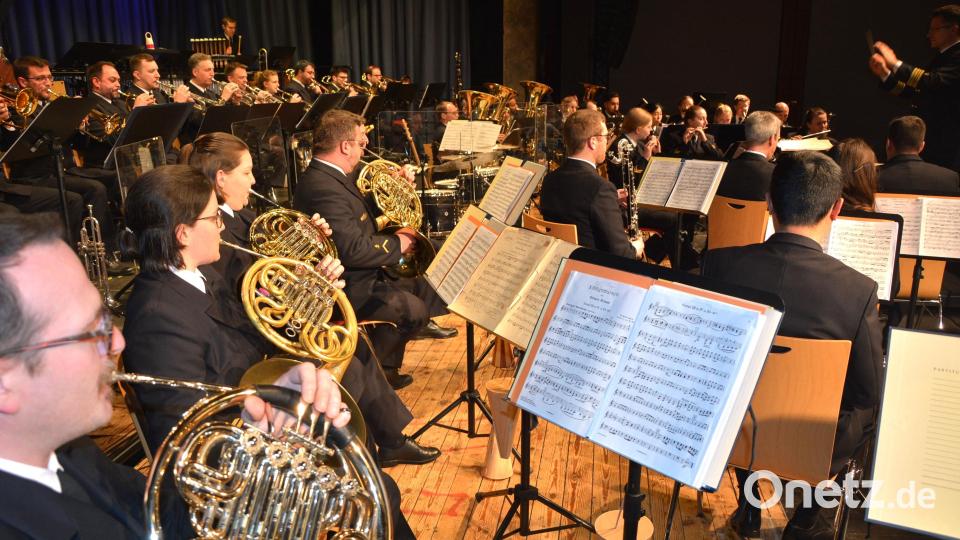 Mehr als zwei Stunden lang begeisterte das 55-köpfige Marinemusikkorps Wilhelmshaven, Leitung Matthias Prock, im Tirschenreuther Kettelerhaus und nahmen die Besucher mit auf eine gut zweistündige musikalische Reise. Bild: jr