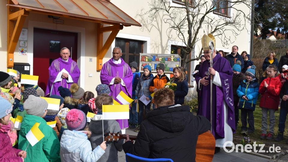 Mit Liedern heißen die Kinder des Kindergarten St. Michael Bischof Rudolf Voderholzer willkommen. Bild: bnr