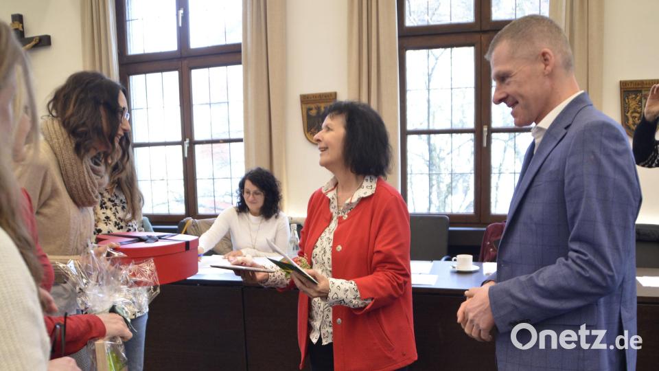 Etliche Geschenke bekam Margit Seitz (Mitte) zum Abschied. Bild: zch