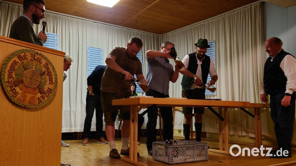 Beispiel Einschenken: Daniel Ebensberger, Stefan Siegert, Reinhard Seidl, Martin Baier, Wolfgang Franz Bild: Annette Rauscher/exb