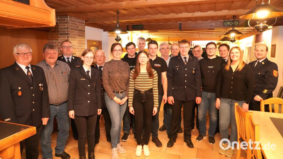 Das ist die Feuerwehr Bernrieth mit der neuen Führungsriege um die beiden Vorsitzenden Hans Dittmann (links) und Sina Bayer (Vierte von links) sowie den Neuaufnahmen. Bild: fvo