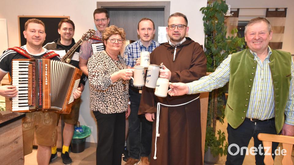Von links: Die Musikanten &quot;Stodlbrenna&quot; stoßen mit Sportheimwirtin Ulrike Heldrich, Martin Luber als 1. SVI-Vorsitzenden, Starkbierredner Andreas &quot;Hobbo&quot; Royer und dem stellvertretende SVI-Vorsitzende Werner Englhard auf ein überaus gut gelungenes und amüsantes Bockbierfest an. Bild: no