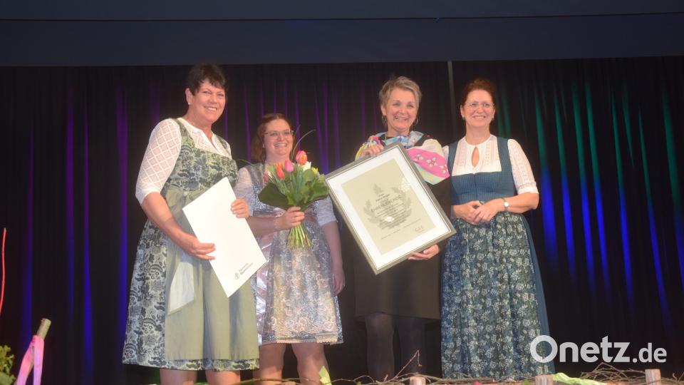 Landesbäuerin Christine Singer überreicht an Vorstandsmitglied Petra Hager zusammen mit der stellvertretenden Kreisbäuerin Kathrin Ziegler und Kreisbäuerin Gabriele Birkner (von rechts) für besondere Verdienste die Ehrennadel in Silber des Bayerischen Bauernverbands. Bild: fz