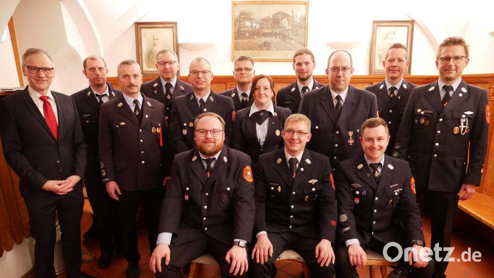 Neuwahlen standen bei der Feuerwehr Waldsassen an. Vorne in der Mitte der neue Vorsitzende Michael Fortelny mit seinen Stellvertretern René Friedrich (rechts) und Sebastian Koch (links), stehend (von links) Bürgermeister Bernd Sommer, Tobias Meier, Thomas Mittereder, Markus Waller, Roman Kirschbaum, Michael Dietl, Stefanie Bruckner, Georg Mayer, Johannes Fortelny, stellvertretender Kommandant Christian Burger und Kommandant Tobias Tippmann. Bild: Florian Müller/exb