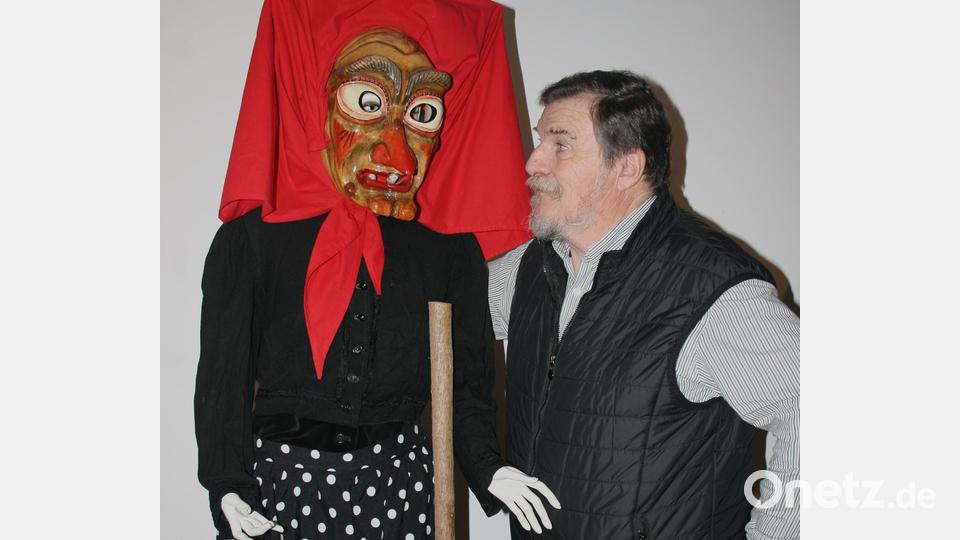 Konrad Grillmeier aus Großensees zeigt im Museum Mitterteich Masken und Skulpturen aus Holz. Bild: Stefanie Schreiner/exb