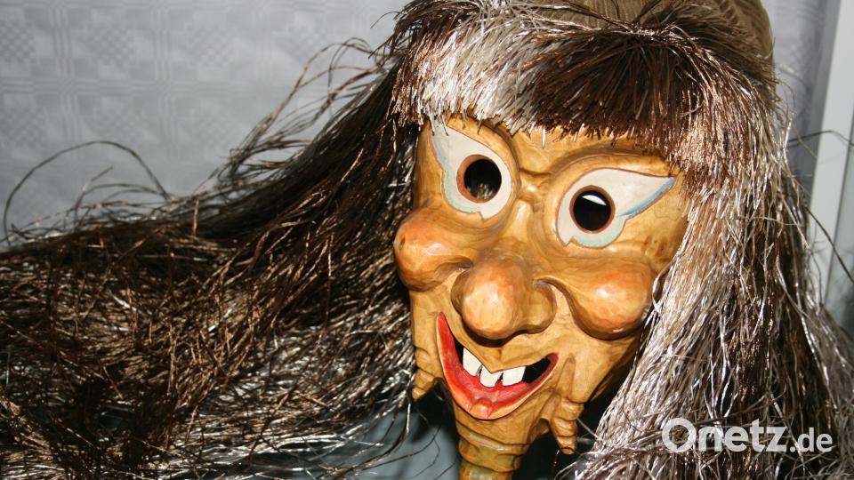 Konrad Grillmeier aus Großensees zeigt im Museum Mitterteich detailreiche Masken und Skulpturen aus Holz. Bild: Stefanie Schreiner/exb