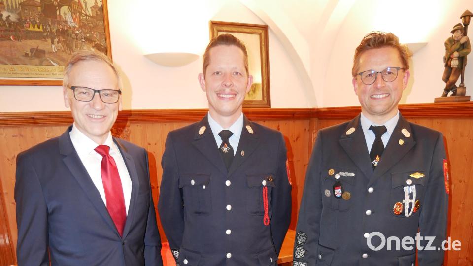 In ihren Ämtern bestätigt wurden die Kommandanten Tobias Tippmann (rechts) und sein Stellvertreter Christian Burger (Mitte). Bürgermeister Bernd Sommer gratulierte. Bild: Florian Müller/exb