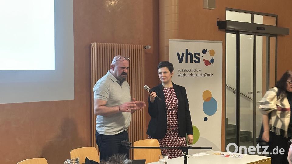 Die Ausstellung &quot;Die Opfer des NSU und die Aufarbeitung der Verbrechen“ in der VHS Weiden-Neustadt ist am Montag eröffnet worden. Bild: VHS Weiden-Neustadt/exb