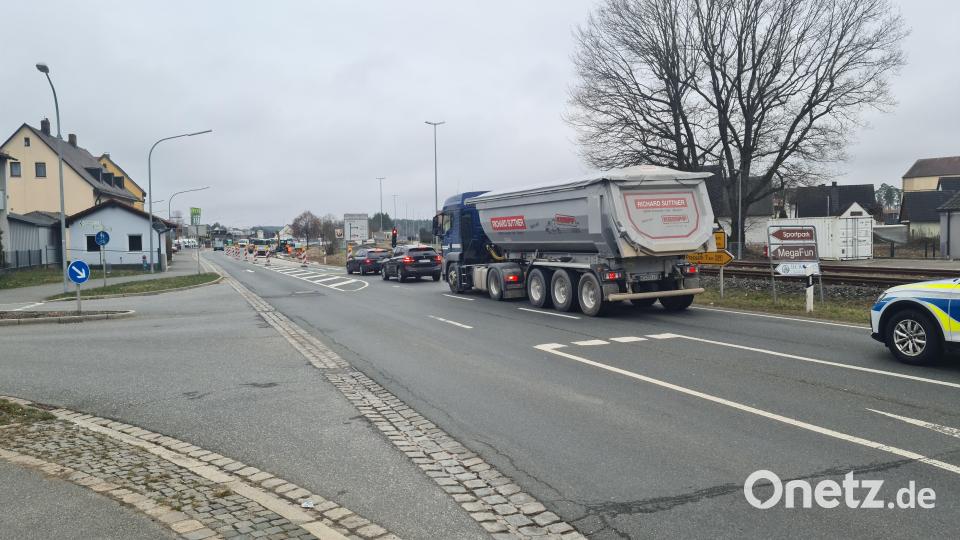 Die Einbahnstraßenregelung wurde durch eine Ampel ersetzt. Behördenleiter Tobias Bäumler erklärte dem Bauausschuss die Situation zum Bau. Bild: sne