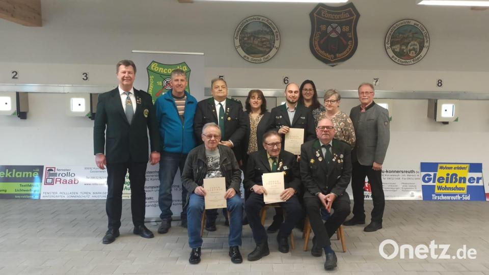 Bei der Jahresversammlung der Konnersreuther Schützen gab es auch Auszeichnungen. Im Bild die geehrten Mitglieder mit Gauschützenmeister Manfred Zölch (stehend, links) sowie Bürgermeister Max Bindl (stehend, rechts) und Vorsitzendem Martin Dietz (sitzend, rechts). Bild: Martin Dietz/Schützenverein/exb
