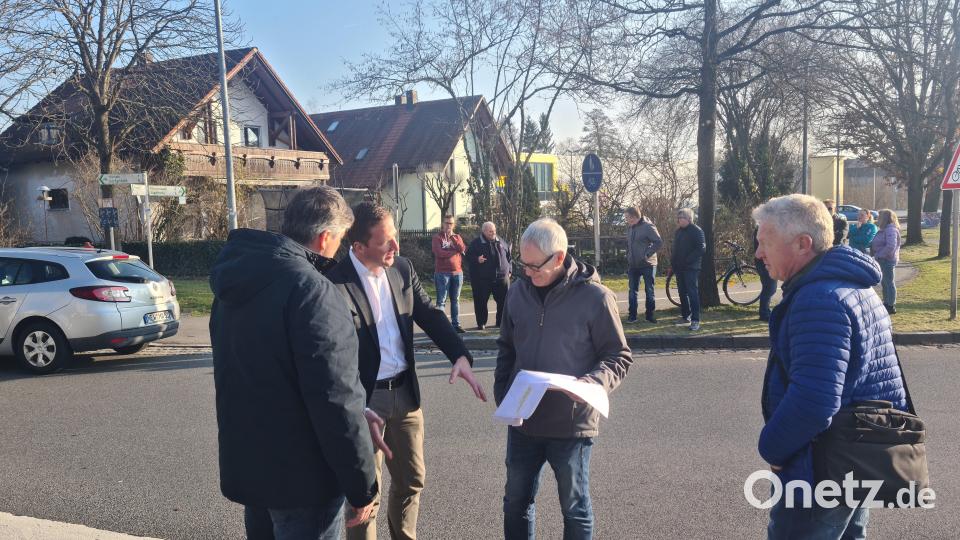 Baudirektor Tobias Bäumler (Zweiter von links) bezog vor dem Bauausschuss Stellung zur Einbahnstraßenregelung in der Neuen Amberger Straße. Bild: sne