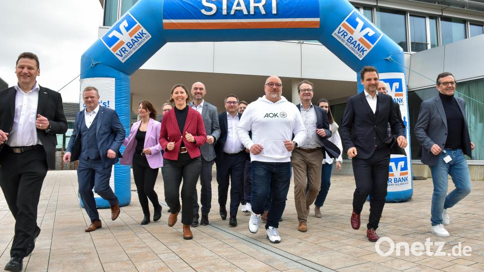 Die ersten Meter sind gemacht: Organisatoren und Sponsoren eröffnen die Anmeldezeit für den 15. Firmenlauf Amberg-Sulzbach. Bild: Stephan Huber
