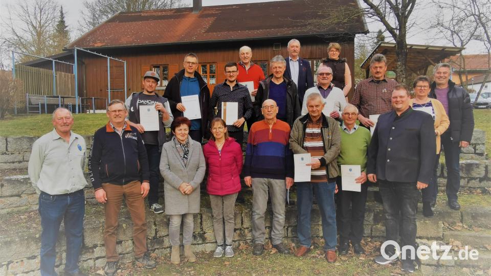Die Vereinsführung gratuliert langjährigen Mitgliedern. Ein besonderer Dank für 50-jährige Treue ging an Hans Kleber (Zweiter von links). Bild: gz