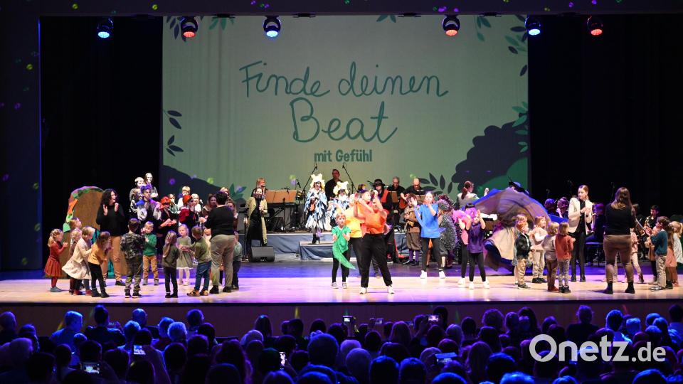 Das Schlussbild des Musicals, die über hundert vorwiegend Kinder und Jugendliche im Einsatz auf der Bühne. Bild: kki
