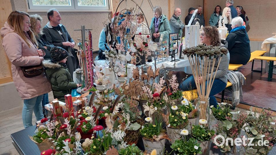 Das Angebot bei der ersten Osterausstellung in Rottendorf weckt großes Interesse bei den Besuchern Bild: jua