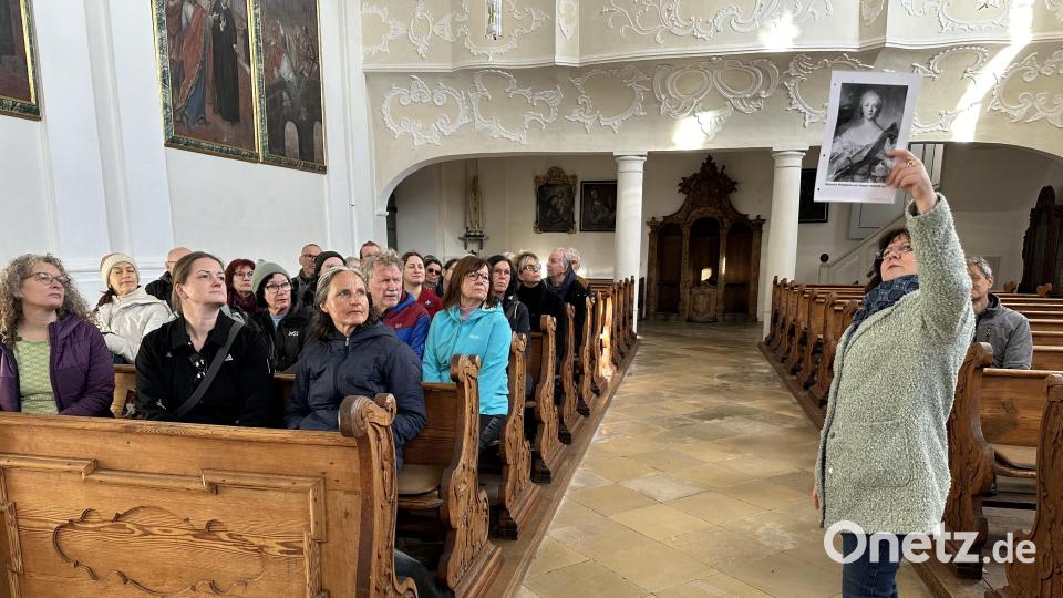 Stadtführerin Tanja Weiß sprach über starke Frauen in der Geschichte Sulzbach-Rosenbergs und zog hierbei stets Parallelen zur gegenwärtigen Situation von Frauen und Mädchen auf der Welt. Unter den Gästen war auch die Grünen-Bundestagsabgeordnete Tina Winklmann (erste Reihe Mitte). Bild: ero