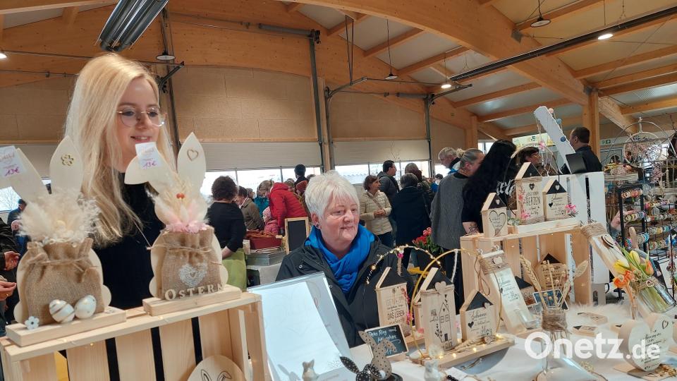 Der Osterhase darf natürlich bei einer Osterausstellung nicht fehlen. Bild: jua